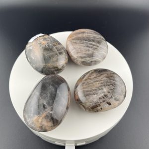 Galet de Pierre de Lune noire entre 100g et 110g